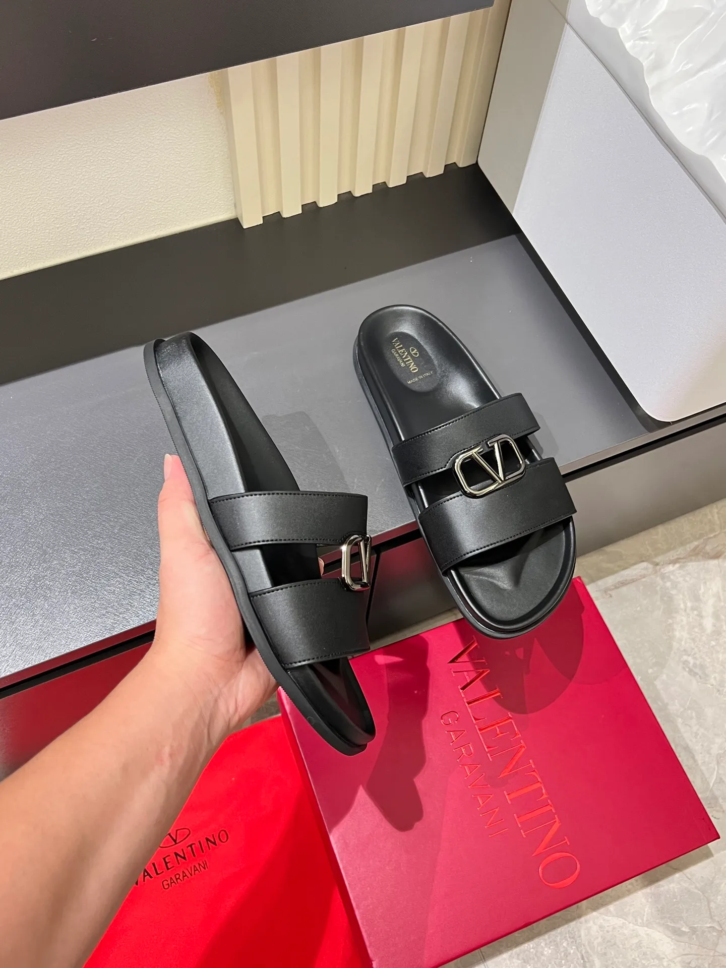 Men's shoes 💰p300 VALENTINO Men's 🧍‍♂️ Spring and summer new style metal logo flat slippers, elegant sandals, the same style worn by celebrities, original molding, imported calfskin. Rubber outsole. Soft and durable, full set of counter packaging size: 39-44 (.45.46 customized)